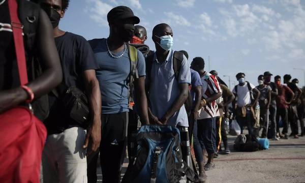 Financial Times: Η Ελλάδα έτοιμη να «νομιμοποποιήσει» έως 300.000 μετανάστες