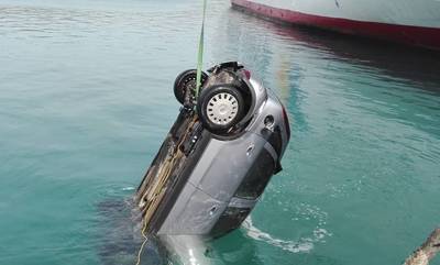 Πόρτο Χέλι: Αυτοκίνητο έπεσε στη θάλασσα