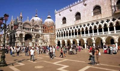 Περπατώντας στους δρόμους της Βενετίας (video)
