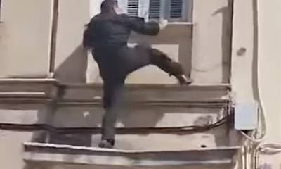 Πάτρα: Η στιγμή που αστυνομικός σκαρφαλώνει σε μπαλκόνι για να σώσει ηλικιωμένο (video)