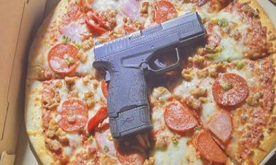 Αστυνομικοί στην Καλιφόρνια βρήκαν όπλο μέσα στην… πίτσα πεπερόνι