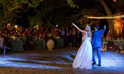 Γάμος αφ' υψηλού - Στον πλάτανο της Άρνας γλέντησαν τη νέα τους ζωή! (photos)