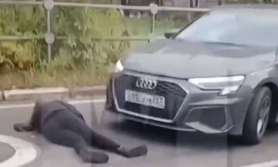 Σοκαριστικό βίντεο:  Οδηγός πατάει με το αυτοκίνητο γυναίκα και ξαναπερνά από πάνω της