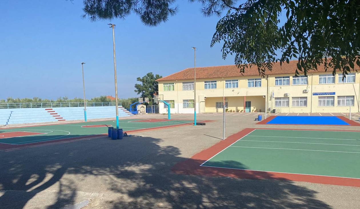 https://cdn.np-media.gr/media/news/2023/10/23/96961/photos/snapshot/etoima-ta-4-nea-gipeda-basket-volei-sto-gymnasio-lykeio-zaxaros-3.jpg