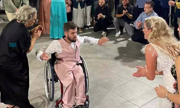 Ζεϊμπέκικο ψυχής και λεβεντιάς σε αναπηρικό αμαξίδιο - Συγκίνησε στο γάμο της αδερφής του στη Λάρισα