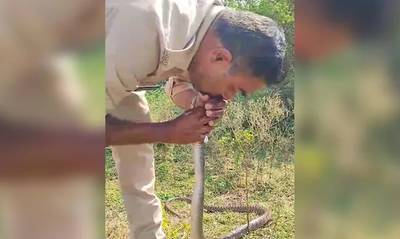 Αστυνομικός έδωσε το «φιλί της ζωής» σε... φίδι