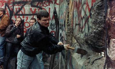 Σαν σήμερα η πτώση του Τείχους του Βερολίνου