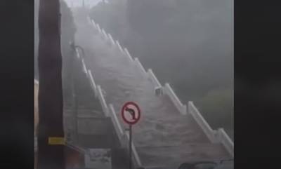 «Καταρράκτης» έγιναν οι σκάλες της Αγίου Νικολάου στην Πάτρα λόγω της νεροποντής (video)