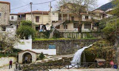 Πλάτανος: Το χωριό του Πάρνωνα που μοιάζει με τεράστιο υπαίθριο μουσείο