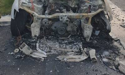 Αθηνών – Κορίνθου: Αυτοκίνητο εν κινήσει τυλίχτηκε στις φλόγες (photos)