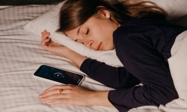 Χειροπράκτης αποκάλυψε τη χειρότερη στάση ύπνου: Μπορεί να τραυματίσει σοβαρά την πλάτη