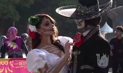 Οι Μεξικανοί γιορτάζουν τον θάνατο σε μια φαντασμαγορική παρέλαση για την Ημέρα των Νεκρών