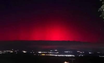 Μαγικές εικόνες: Το Βόρειο Σέλας έβαψε κόκκινο τον ουρανό στη Βόρεια Ελλάδα