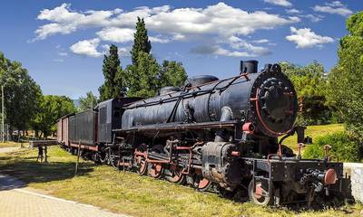 Το βραβευμένο υπαίθριο μουσείο τρένων της Ελλάδας βρίσκεται στην Καλαμάτα