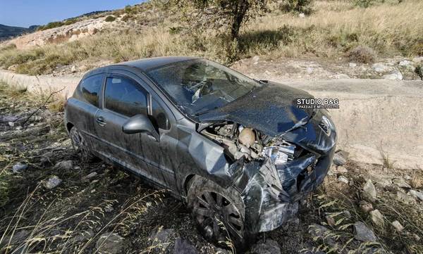 Παρατημένο και τρακαρισμένο αυτοκίνητο στο Ναύπλιο (photos)