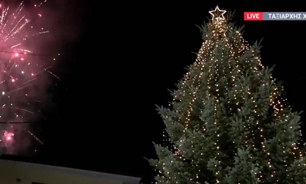 Στη Χαλκιδική φωταγωγήθηκε το πρώτο χριστουγεννιάτικο δέντρο στην Ελλάδα (video)