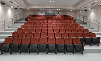 Ζαχάρω: Έτοιμη η αίθουσα πολλαπλών χρήσεων του Πολύκεντρου μετά την τοποθέτηση 182 καθισμάτων