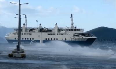 Αίγινα: Μάχη για να δέσει πλοίο στο λιμάνι – Έσπασε τζάμι από τα κύματα