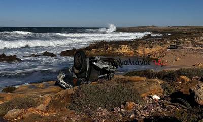 Μεσσηνία: Η θάλασσα ξέβρασε το πίσω μέρος αυτοκινήτου στη Μαραθόπολη (photos)