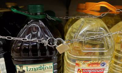 Στην Ισπανία βάζουν αντικλεπτικά και κλειδώνουν με αλυσίδες το ελαιόλαδο στα σούπερ μάρκετ