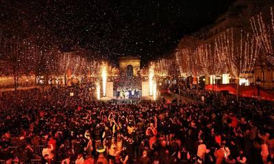 Παρίσι: Άναψαν τα χριστουγεννιάτικα φώτα