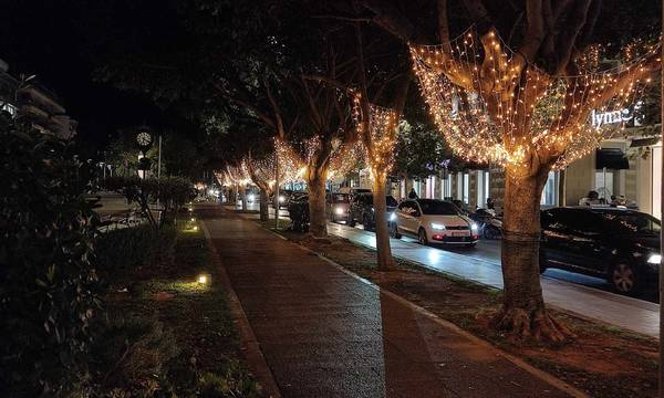 «Άρωμα» Χριστουγέννων στην Καλαμάτα - Πότε θα φωταγωγηθεί το δέντρο (photos)