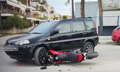 Τροχαίο στο Ναύπλιο: Σύγκρουση αυτοκινήτου με μηχανή (photos)