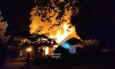 Ναύπλιο: Φωτιά σε σπίτι στον Άγιο Αδριανό - Κάηκε ολοσχερώς (photos-video)