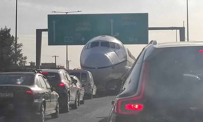 Αεροπλάνο «προσγειώθηκε» στην Αττική Οδό - Δεν πίστευαν στα μάτια τους οι οδηγοί (photos)