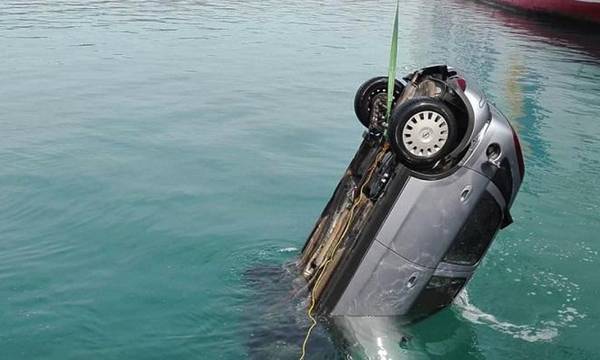 Αυτοκίνητο έπεσε στη θάλασσα της Πάτρας