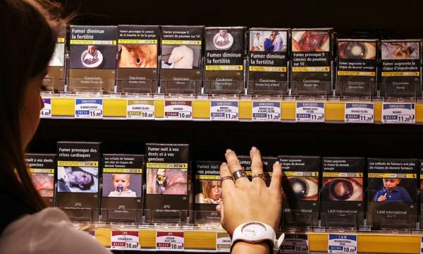 Γαλλία: Βάζει «φρένο» στο κάπνισμα αυξάνοντας την τιμή ενός πακέτου στα 12 ευρώ