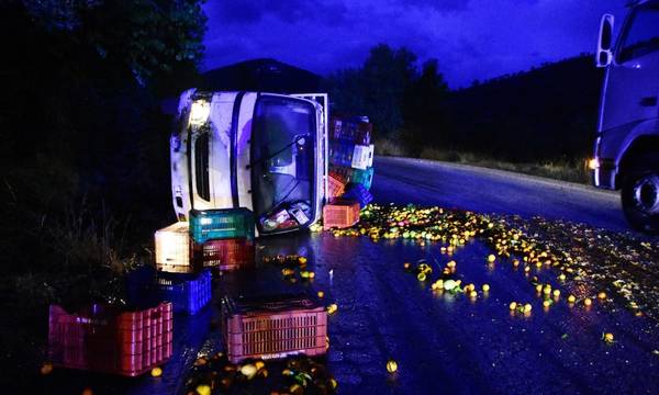 Κορίνθου - Άργους: Γέμισε ο δρόμος με πορτοκάλια - Ανετράπη αγροτικό αυτοκίνητο (photos)