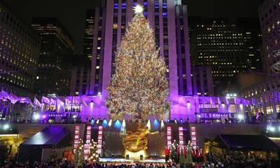 Νέα Υόρκη: Φωταγωγήθηκε το εμβληματικό χριστουγεννιάτικο δέντρο στο Rockefeller Center