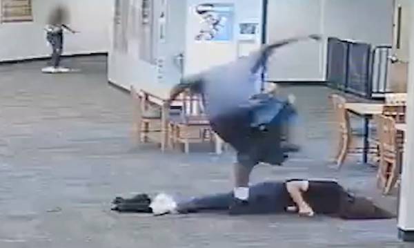 Σοκαριστικό βίντεο:  Μαθητής χτυπάει με μανία καθηγήτριά του - Κινδυνεύει με 30 χρόνια φυλάκιση