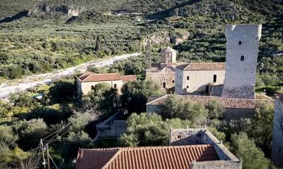 Παλαιά Καρδαμύλη: Η παραμυθένια καστροπολιτεία, με το ομορφότερο καμπαναριό της Ελλάδας