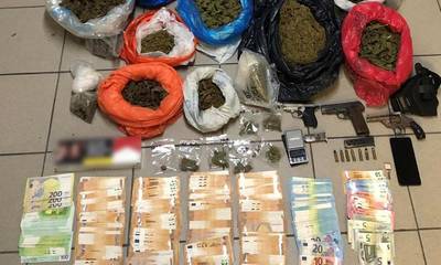 Μεγάλη επιχείρηση της Δίωξης Ναρκωτικών στην Καλαμάτα - Βρέθηκαν κάνναβη, όπλα και χιλιάδες ευρώ