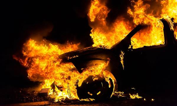 Έκαψαν το βαν πωλητή λαϊκής στην Πάτρα - Καταγγέλλει εκβιασμούς για «προστασία»