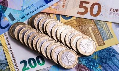 Ξεκινά μπαράζ πληρωμών: Οι ημερομηνίες για συντάξεις, επιδόματα και έκτακτες οικονομικές ενισχύσεις