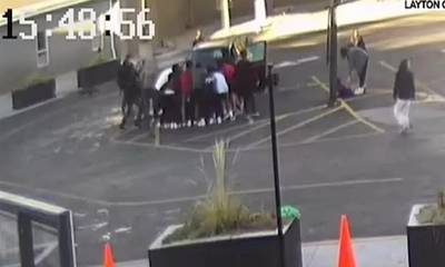 Συγκλονιστικό βίντεο: Μαθητές σήκωσαν αυτοκίνητο για να απεγκλωβίσουν μητέρα και γιο