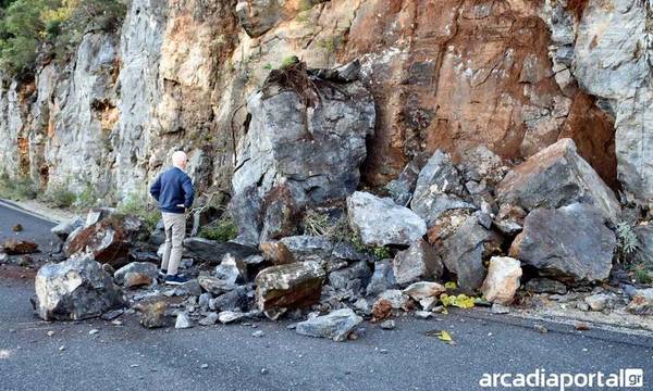 Αρκαδία: Πτώσεις βράχων στον δρόμο Λεωνίδιο - Τσιτάλια (photos)