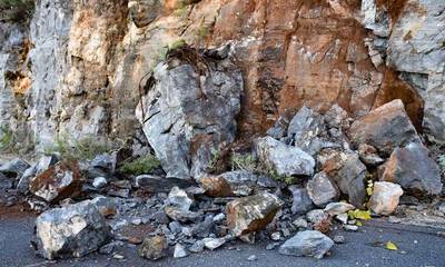 Αρκαδία: Πτώσεις βράχων στον δρόμο Λεωνίδιο - Τσιτάλια (photos)