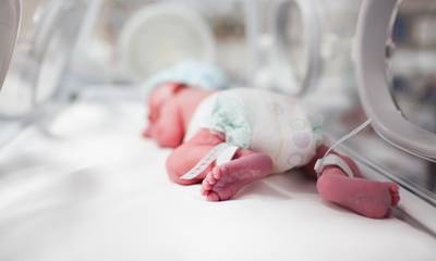 Πάτρα: Μωράκι που γεννήθηκε πρόωρα βγήκε νικητής μετά από 159 ημέρες στο νοσοκομείο Ρίου (video)