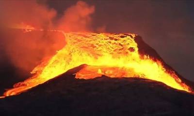 «Κοκκίνησε» ο ουρανός στην Ισλανδία - Σκηνές αποκάλυψης από έκρηξη ηφαιστείου