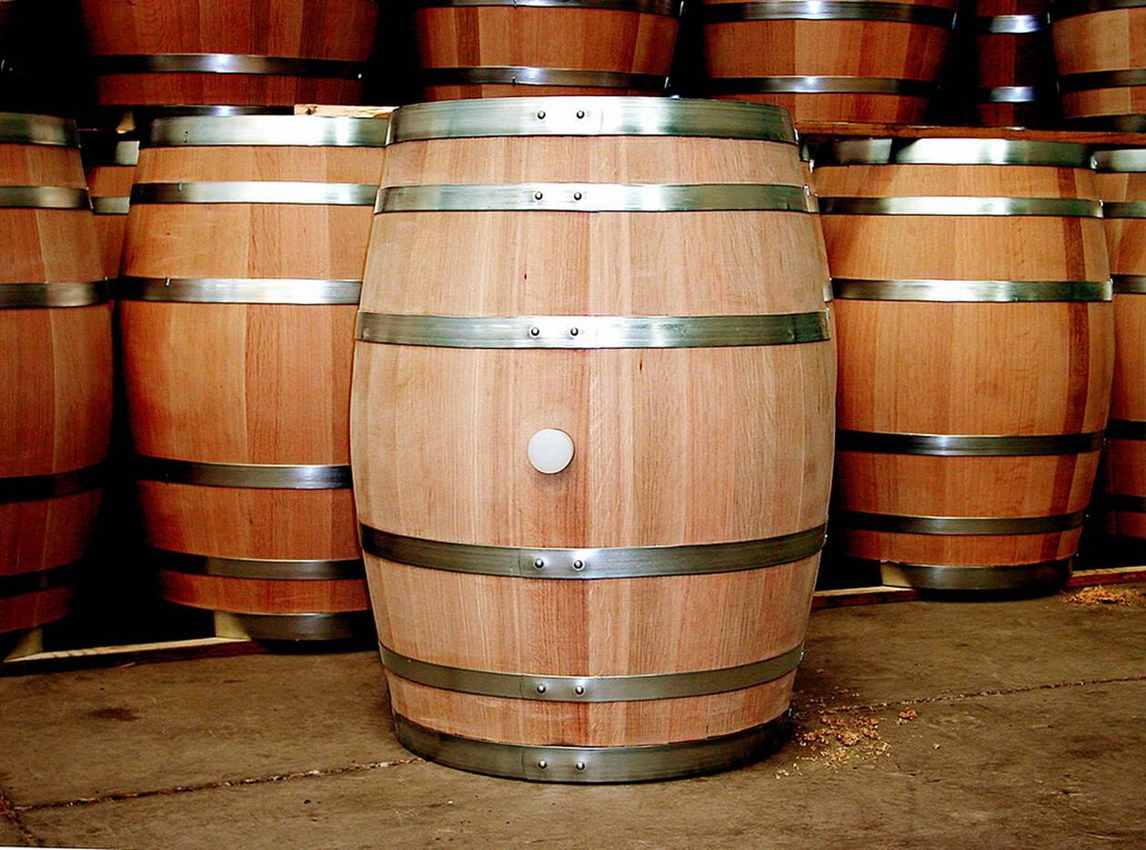 https://cdn.np-media.gr/media/news/2023/12/20/99369/photos/snapshot/Oak-wine-barrel-at-toneleria-nacional-chile.jpg
