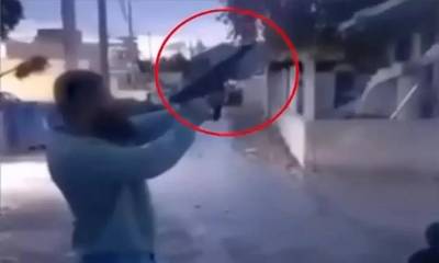 Μέγαρα: Πυροβόλησε με αυτόματο δίπλα στα σπίτια και ανέβασε το βίντεο στα social media (video)