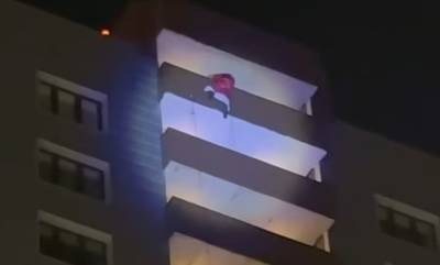 Ρωσία: Ο «Άγιος Βασίλης» έπεσε στο κενό από 24όροφο κτίριο -Πέθανε μπροστά στα μάτια του παιδιού του