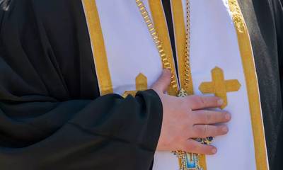 Αίγιο: Συνελήφθη ψευδοεπίσκοπος - Καλούσε τους πολίτες να πάρουν τα όπλα