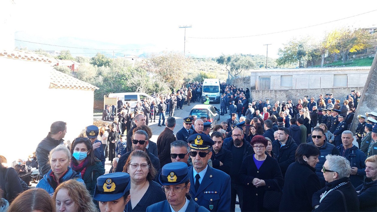 Σε κλίμα οδύνης η κηδεία του επισμηναγού Κωστέα - «Για την πατρίδα τα έδινε  όλα» (photos - video) - Notospress.gr