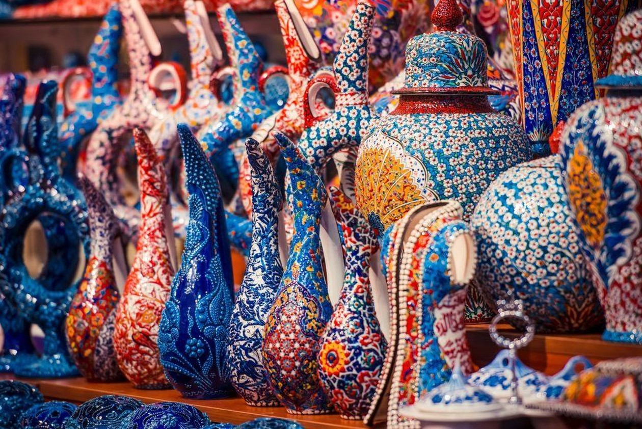 https://cdn.np-media.gr/media/news/2023/12/29/99664/photos/snapshot/ceramics-at-grand-bazaar-istanbul-1024x684.jpg