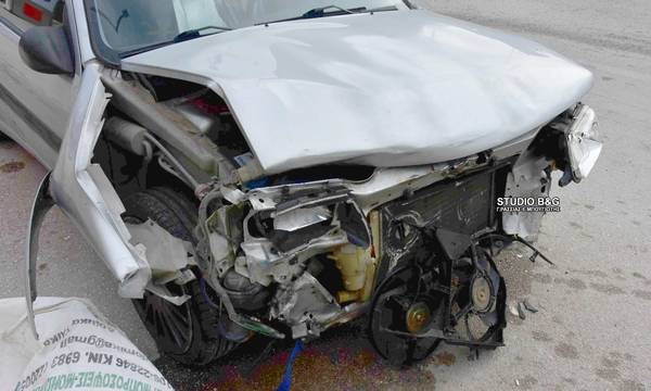 Τροχαίο στο Ναύπλιο: Αυτοκίνητο «καρφώθηκε» σε σταθμευμένο όχημα (photos)